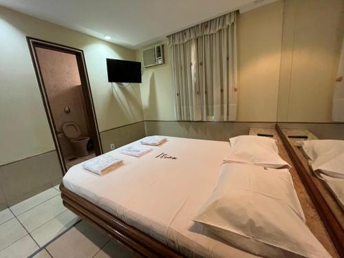 Llit o llits en una habitació de Hotel Bariloche Tijuca Adult Only