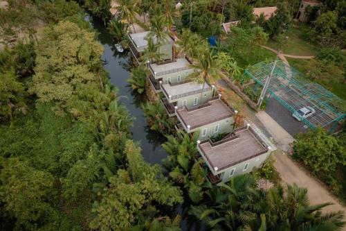 una vista aérea de una fila de casas junto a un río en Ganesha Kampot Resort, en Kampot