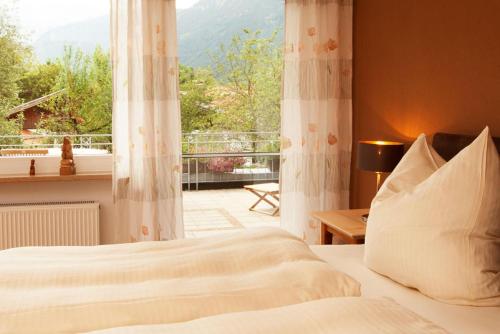 um quarto com uma cama e uma grande janela em Chalet Manhard em Pfronten