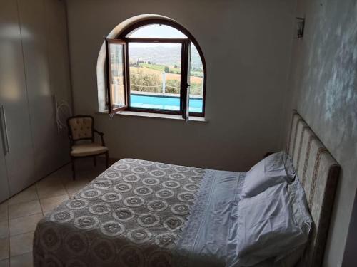 1 dormitorio con cama y ventana en Il giglio perlato, en Marsciano