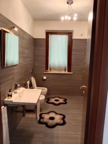 un baño con lavabo e inodoro en Il giglio perlato, en Marsciano