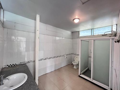 uma casa de banho com um chuveiro, um lavatório e um WC. em Baan Pai Riverside Resort em Pai