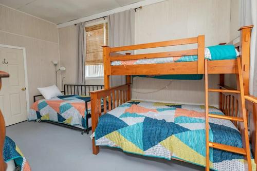 twee stapelbedden in een kamer met twee bedden bij Songbird Retreat in Littleton