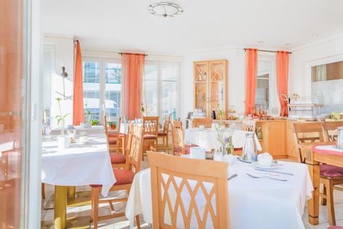 Un restaurante o sitio para comer en Haus Kranixfeld-Fischl