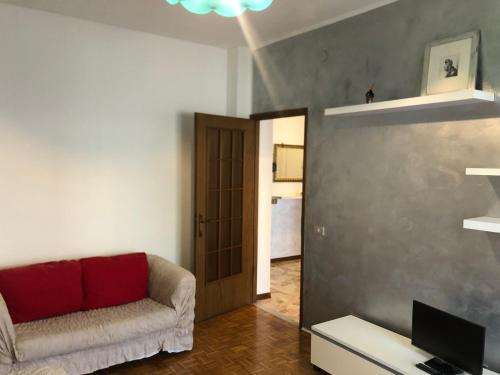 - un salon avec un canapé et une télévision dans l'établissement lacasettadiAlice, à Cerro Maggiore