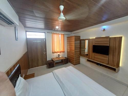 - une chambre avec un lit et une télévision à écran plat dans l'établissement HOTEL STAR INN, à Jaipur
