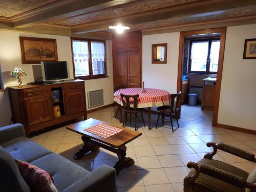 un salon avec un canapé et une table dans l'établissement Gîte 