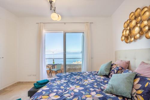 una camera con letto e vista sull'oceano di Home2Book Sea View & Design Duplex Los Gigantes a Puerto de Santiago