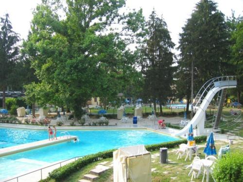 uma grande piscina com uma montanha-russa em Hotel Principe em Salsomaggiore Terme