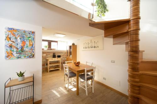 eine Küche und ein Esszimmer mit einem Tisch und einem Fenster in der Unterkunft Rooftop Delight with Terrace in Lucca