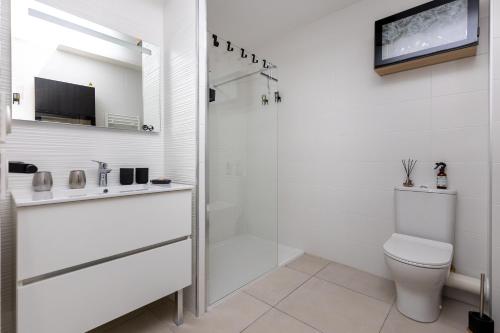 biała łazienka z toaletą i prysznicem w obiekcie Iri Etxea - Appt 2 chambre à Bayonne w Bajonnie