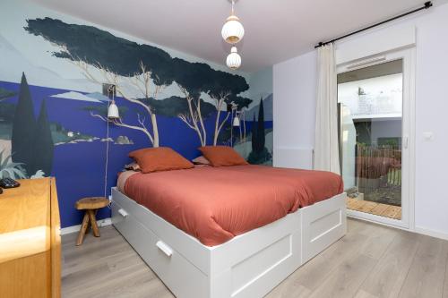 - une chambre avec un lit orné d'une peinture murale dans l'établissement Iri Etxea - Appt 2 chambre à Bayonne, à Bayonne