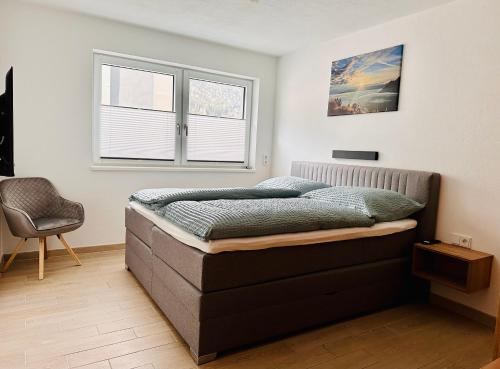 1 dormitorio con cama y ventana en Apartment Span en Fulpmes