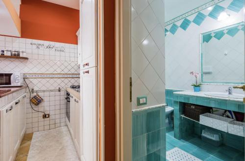 un baño con lavabo y espejo en Villa Samurai Relax-vista mare, en Salerno