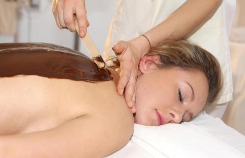 a woman getting a massage in a spa salon at Gartenhotel Völser Hof - Adults Only in Fiè