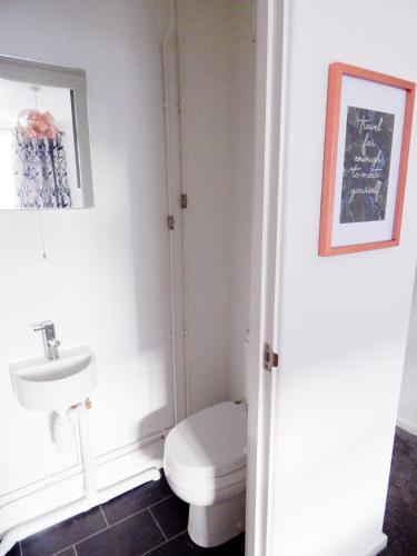 Ένα μπάνιο στο Modern, well located en-suite rooms with parking - Orbitat Accommodations