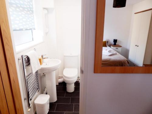 Ένα μπάνιο στο Modern, well located en-suite rooms with parking - Orbitat Accommodations
