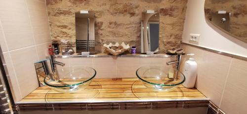 a bathroom with two glass bowls on a counter at cosyterroir Appartement DIJON Cité de la Gastronomie et du Vin - Arquebuse-Gare - A deux pas de toutes les commodités in Dijon