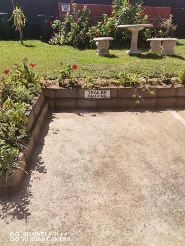 Сад в Uvongo Sea Scapes Holiday Apartment