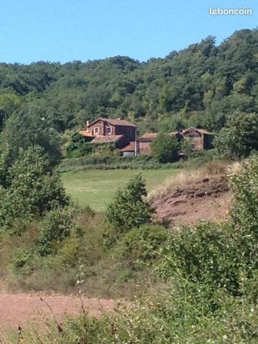 une maison sur une colline au milieu d'un champ dans l'établissement gîte pour amoureux ambiance Japon, à Rebourguil