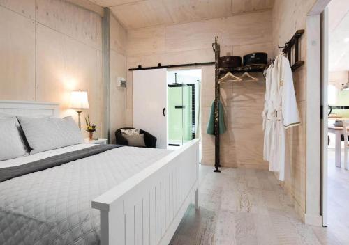 1 dormitorio con 1 cama blanca grande en una habitación en 17pounds Country Estate & Aqua Wellness Retreat, en Bullarto
