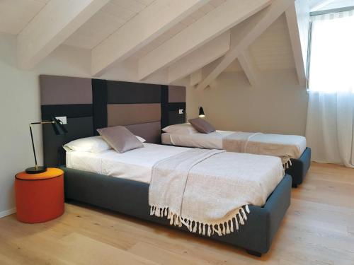 dwa łóżka siedzące w pokoju z w obiekcie AR Boutique Apartments w Bergamo