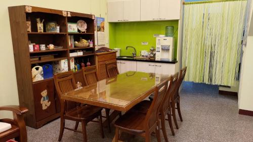 a kitchen with a table with chairs and a counter at Sow 斯佩洛 in Rende