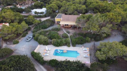 vista aerea di una casa con piscina di CASA VALENTINA VIVIENDA TURISTICA ET6135 a Es Caló de Sant Agustí