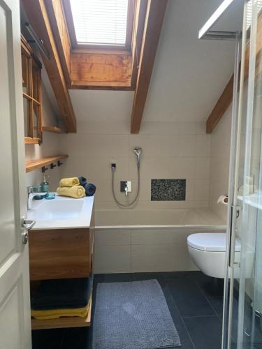 La salle de bains est pourvue d'un lavabo, d'une baignoire et de toilettes. dans l'établissement Apartment Obstplatz - Free Parking included, à Bolzano