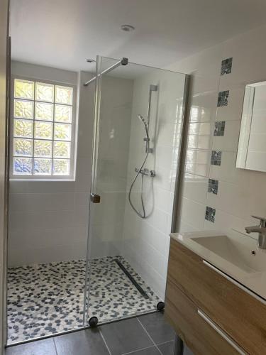 GennevilleにあるLa Charreterie au pays de Honfleurのシャワーと洗面台付きのバスルーム