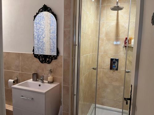 a bathroom with a shower and a sink at Boutique Appartement 2 Chambres dans le Vieux Cahors in Cahors