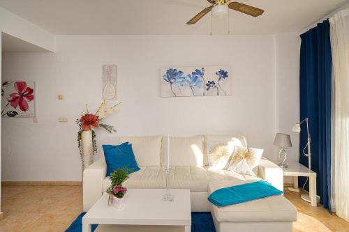 sala de estar con sofá blanco y almohadas azules en Alborada Golf 1 3D Spaniahome, en Albir