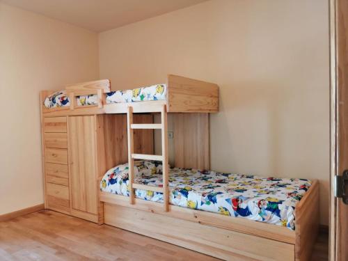 a bedroom with a bunk bed with a ladder at Apartamento muy espacioso y luminoso Erta 5 in Pla de l'Ermita