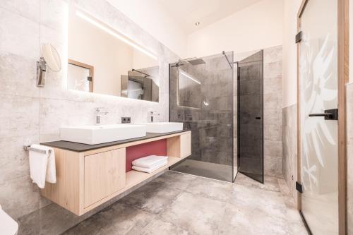 een badkamer met een wastafel en een douche bij Die Zillertalerin in Uderns