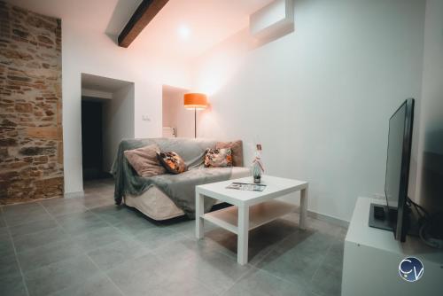 een woonkamer met een bank en een tafel bij Appartement neuf et moderne dans le centre ville in Bagnols-sur-Cèze