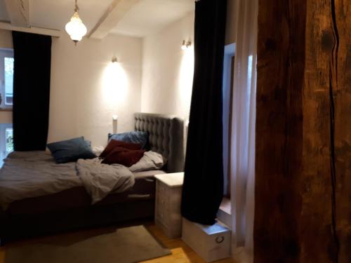 Un dormitorio con una cama con almohadas. en Schöne Gartenwohnung im Klosterdorf Mariensee, en Neustadt am Rübenberge