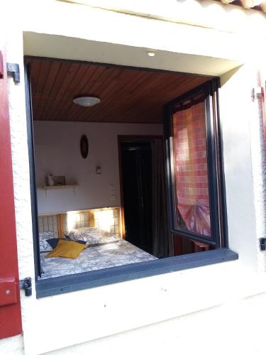 a reflection of a bed in a window at Sous les mimosas in Saint-Jean-de-Monts