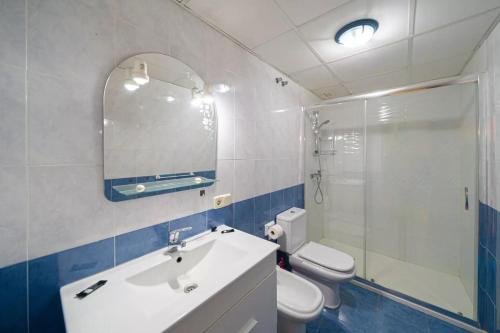 ein Badezimmer mit Waschbecken, Dusche und Toilette in der Unterkunft Alborada Golf 3BD in Albir