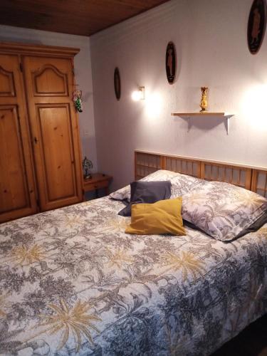 En eller flere senge i et værelse på Sous les mimosas