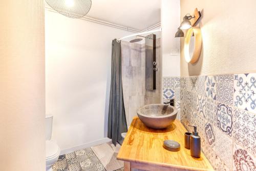 łazienka z umywalką na drewnianym stole w obiekcie Bourgonnier 19 - Charmant studio à Angers w mieście Angers
