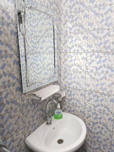 Bilik mandi di Charmant F3, 2 chambres + salon à Yoff plage bceao