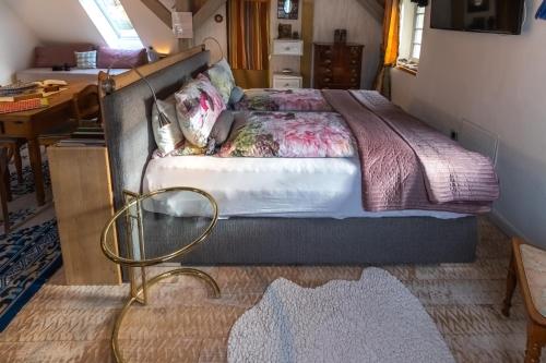 a bedroom with a bed and a desk and a table sidx sidx at Holzwerk Oybin in Kurort Oybin