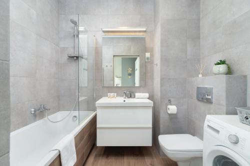 La salle de bains est pourvue d'un lavabo, de toilettes et d'une douche. dans l'établissement Dobrego Pasterza Studio with Balcony Cracow by Renters, à Cracovie