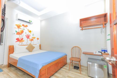 a bedroom with a bed and a desk and a chair at Sông Suối Homestay in Quy Nhon