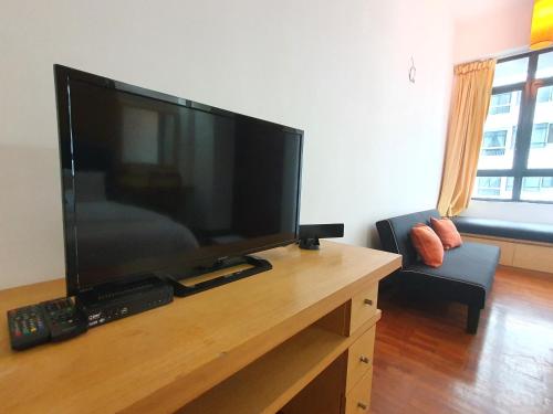 Televizors / izklaižu centrs naktsmītnē HERITAGES HOMESTAY Studio 4Pax, FREE WIFI,NETFLIX