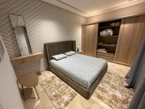 Un dormitorio con una cama y una mesa dentro. en Le LUXE EN BORD DE MER, en Tánger