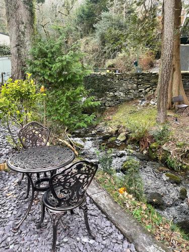 Taman di luar The Beeches Holiday Home- based at Aberdunant Hall Holiday Park