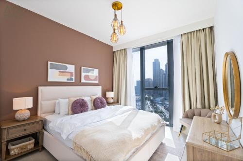 um quarto com uma cama grande e uma janela grande em AYA Boutique - Fancy One Bedroom Apartment in Downtown Dubai em Dubai
