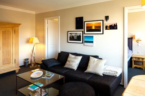 een woonkamer met een bank en een tafel bij Sola Bona 24 in Westerland