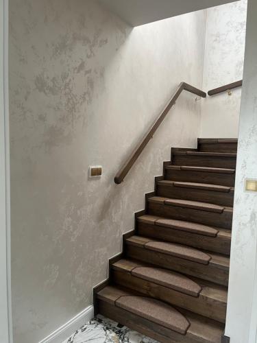 klatka schodowa z brązowymi dywanami i klatką schodową w obiekcie Apartament Złoty 2 w mieście Cieciorka
